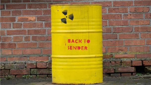Ein Fass mit der Aufschrift „Back to sender“ und einem Atomzeichen steht vor einem Haus in der Ortschaft Bleckenstedt bei Salzgitter in der Nähe vom Schacht Konrad.