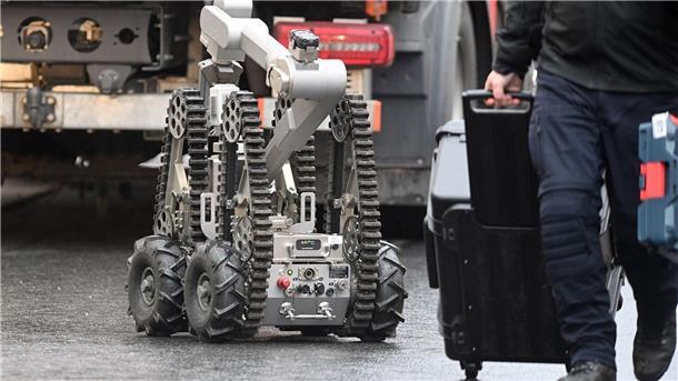 Behörden: Verdächtige planten Silvester-Anschlag Ein ferngesteuertes Roboterfahrzeug war bei den Untersuchungen ebenfalls zum Einsatz gekommen. Ein Iraner soll einen Giftanschlag geplant haben. Der 32-jährige und sein Bruder waren bei einem Großeinsatz der Polizei festgenommen worden.