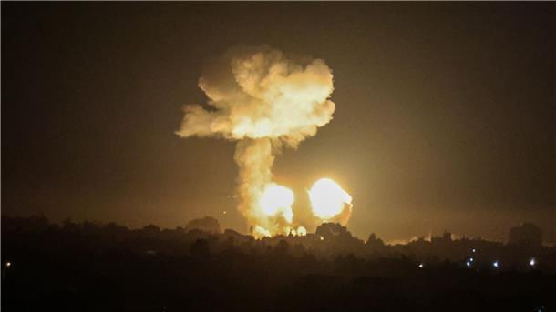 Israels Luftwaffe beschießt Hamas-Ziele in Gaza Ein Feuerball und eine Rauchwolke steigen während eines Luftangriffs über Gebäuden auf.