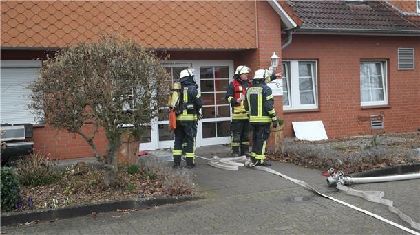 Schreie aus dem Altenheim: Rettungskräfte üben Großeinsatz in Selsingen Ein Feuerwehr-Trupp nimmt die Befehle des Gruppenführers entgegen, bevor er zur Menschenrettung vorrückt.