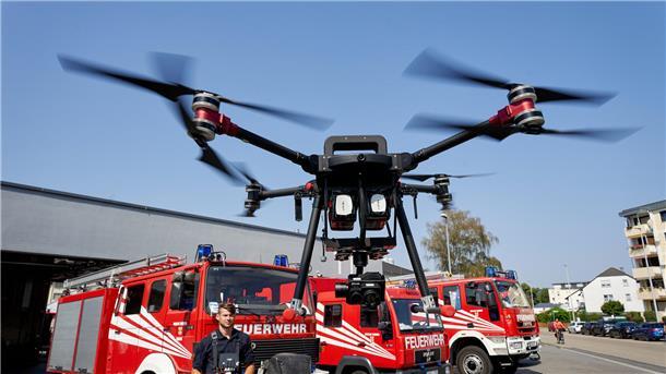 Ein Feuerwehrmann steuert eine Drohne. Eine Drohnenstaffel soll in diesem Jahr auch bei der Feuerwehr in der Wesermarsch eingerichtet werden.