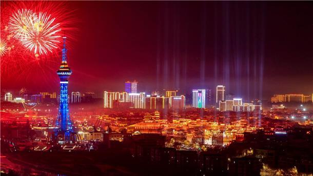 China hofft zum Neujahrsfest auf Reiserekord Ein Feuerwerk explodiert am Nachthimmel von Kashgar im nordwestchinesischen Autonomen Gebiet Xinjiang Uygur.