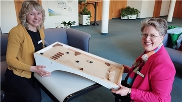 Ein Flipper wurde in der Jugendwerkstatt Meyershof von Teilnehmern der Qualifizierungsmaßnahmen gebaut. Auch Dr. Claudia Schütze (rechts) und Janine Claßen haben sich daran versucht.