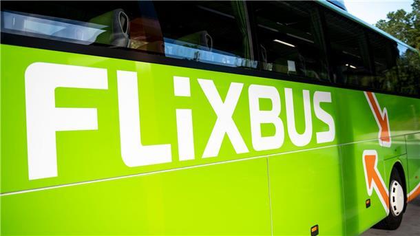 Ein Flixbus steht im Zentralen Omnibusbahnhof in Berlin.