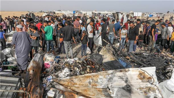 Zehn Zitate: Was die internationale Politik 2024 bewegte Ein Flüchtlingslager in Rafah ist bei einem israelischen Luftangriff getroffen worden. (Archivbild)