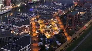 Die Sail 2025 in Bremerhaven am Donnerstagabend aus der Luft.