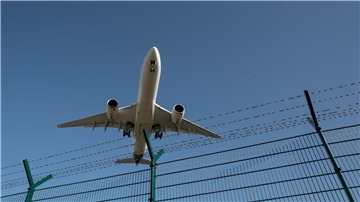 Ein Flugzeug bei der Landung.