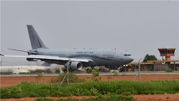 Europäer aus dem Niger evakuiert - Nigeria erhöht Druck Ein Flugzeug der französischen Luftwaffe auf dem internationalen Flughafen von Niamey. Zwei Evakuierungsmaschinen sind inzwischen in Frankreich gelandet.