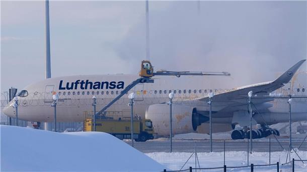 Winterwetter führt zu Flughafen-Stillstand in München Ein Flugzeug der Lufthansa wird auf dem Flughafen München enteist.
