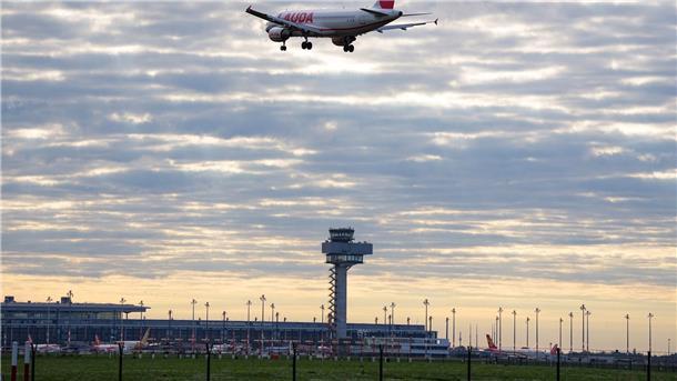Stromausfall im Tower des Berliner Flughafens Ein Flugzeug im Landeanflug auf den Flughafen Berlin Brandenburg.