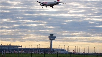 Ein Flugzeug im Landeanflug auf den Flughafen Berlin Brandenburg.