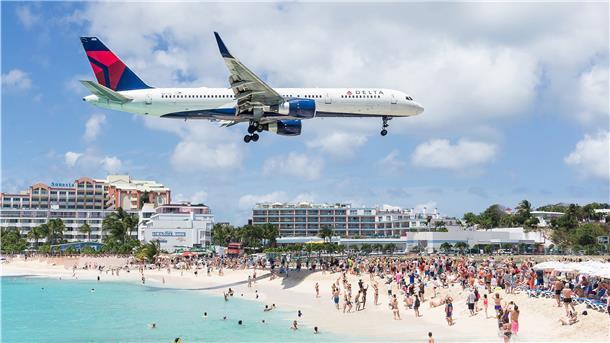 Flugzeug über einem Strand.