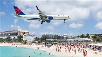 Flugzeug über einem Strand.