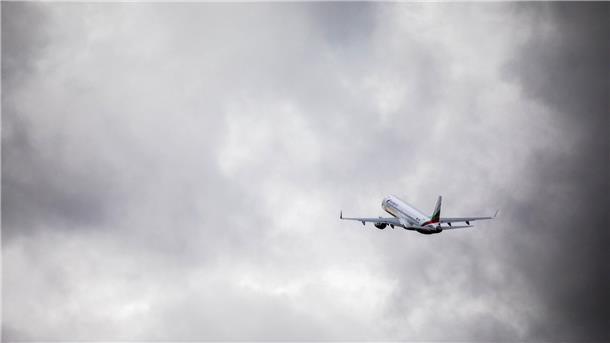 Ein Flugzeug mit abgeschobenen Menschen hebt in Deutschland ab. Doch nicht nur die Rückführung von abgelehnten Asylbewerben gilt es zu intensivieren, auch die Zuwanderung qualifizierter Arbeitskräfte und die Integrationsbemühungen will der Kreistag stärken.