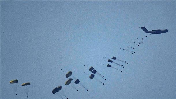 Ein Flugzeug wirft humanitäre Hilfe über dem nördlichen Gazastreifen ab.