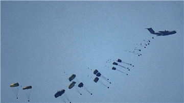 Ein Flugzeug wirft humanitäre Hilfe über dem nördlichen Gazastreifen ab.