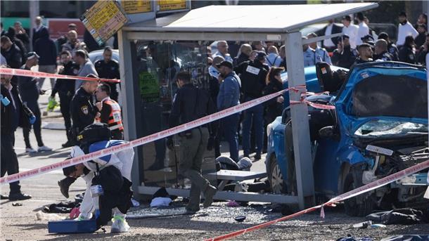 Zwei Tote bei Anschlag mit Auto in Ost-Jerusalem Ein forensisches Team der israelischen Polizei ermittelt am Tatort an einer Bushaltestelle in Ost-Jerusalem.