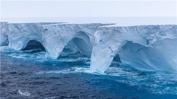 Ein Forscher beschreibt den Eisberg wie „eine Wand von Horizont zu Horizont“.