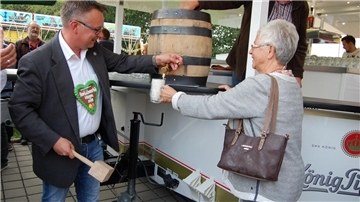 Ein Foto aus dem vergangenen Jahr: Bürgermeister Andreas Wittenberg und Ortsvorsteherin Giesela Schwertfeger eröffnen den Herbstmarkt mit einem Fass Freibier.