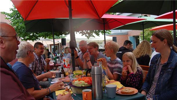 Ein Foto aus dem vergangenen Jahr: Erstmals fand das Wilstedter Bürgerfrühstück an der Grundschule statt. So auch am 18. Juni bei der 10. Auflage der Veranstaltung.