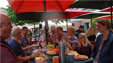 Ein Foto aus dem vergangenen Jahr: Erstmals fand das Wilstedter Bürgerfrühstück an der Grundschule statt. So auch am 18. Juni bei der 10. Auflage der Veranstaltung.