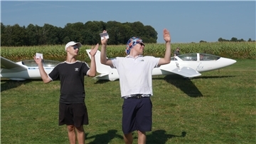 Ein Foto aus dem letzten Jahr. Fluglehrer Julian Reinke (rechts) und Mike Schneider bei der mentalen Vorbereitung auf ihren nächsten Schulflug. Wie im Tanzsport und beim Eiskunstlauf werden vor dem Start die Bewegungsabläufe und die Figurenfolge des anschließenden Fluges verinnerlicht.
