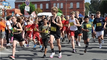 Menschen nehmen an einem Lauf teil. 