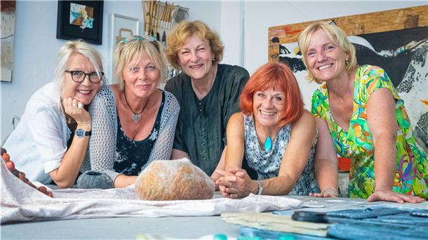 Ein Foto aus glücklichen Tagen: Im Sommer 2019 eröffneten die Künstlerinnen (von links) Bärbel Ricklefs-Bahr, Susanne Godt, Annemarie Arndt, Carla Mantel und Ulrike Schiffer ihre Ateliergemeinschaft. Sie hoffen darauf, dass ihr Ladenlokal bald wieder zu einem kreativen Treffpunkt werden kann. 