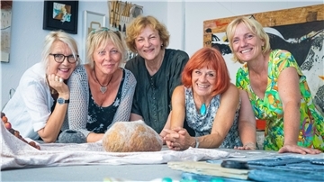 Ein Foto aus glücklichen Tagen: Im Sommer 2019 eröffneten die Künstlerinnen (von links) Bärbel Ricklefs-Bahr, Susanne Godt, Annemarie Arndt, Carla Mantel und Ulrike Schiffer ihre Ateliergemeinschaft. Sie hoffen darauf, dass ihr Ladenlokal bald wieder zu einem kreativen Treffpunkt werden kann. 