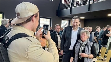 Ein Foto, bitte? Lars Klingbeil möchte für die Menschen im Wahlkreis nahbar sein. Die Personenschützer des Bundeskriminalamts sind aber immer in der Nähe. 