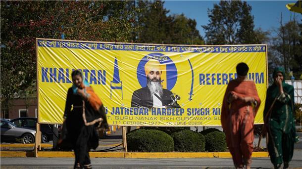 USA: Indien-Hinweis zu Mord an Nijjar kam von „Five Eyes“ Ein Foto des getöteten Hardeep Singh Nijjar ist vor dem Sikh-Kulturzentrum zu sehen, wo Nijjar im Juni erschossen wurde.