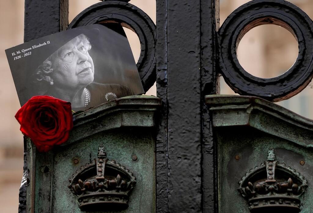 Ein Foto von Königin Elizabeth II. hängt am Tor des Buckingham Palace in London. Mit Salutschüssen und Glockengeläut gedenkt Großbritannien des ersten Jahrestages des Todes von Königin Elizabeth II.