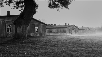 Ein Fotoworkshop an einem besonderen Ort. Fotograf Carsten Karstensen bringt Interessierten in Sandbostel den Umgang mit der Kamera bei.