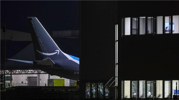 Amazon schließt Luftfrachtzentrum am Flughafen Leipzig/Halle Ein Frachtflugzeug von Amazon Prime steht neben einem Bürogebäude auf dem Flughafen Leipzig-Halle.