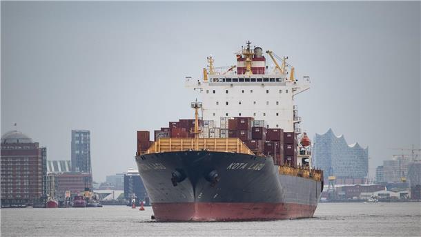 Ein Frachtschiff fährt durch den Hamburger Hafen.