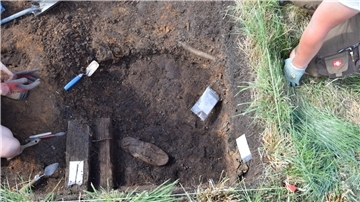 Ein freigelegter Schuh in einer Abfallgrube auf dem Areal des ehemaligen Kriegsgefangenenlagers.