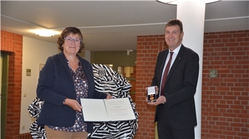 Ein freudiger Augenblick: Landrat Kai-Uwe Bielefeld übergab die Verdienstmedaille am Donnerstag im Kreishaus an Sigrid Kellmer-Huth.