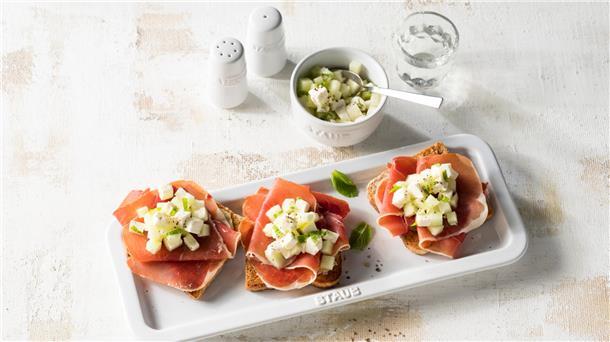 Ein fruchtig-würziger Sommersnack: Käse-Schinken-Toast mit einem Melonen-Feta-Salat.
