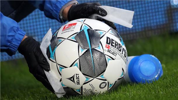 Große Corona-Sorgen im Amateurfußball Ein Fußball wird desinfiziert. Die Corona-Pandemie stellt auch den Amateurfußball vor besondere Herausforderungen.