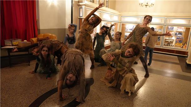 Tänzerinnen in Zombie-Kostümen posieren im Tivoli Bremerhaven.