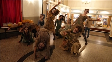 Tänzerinnen in Zombie-Kostümen posieren im Tivoli Bremerhaven.