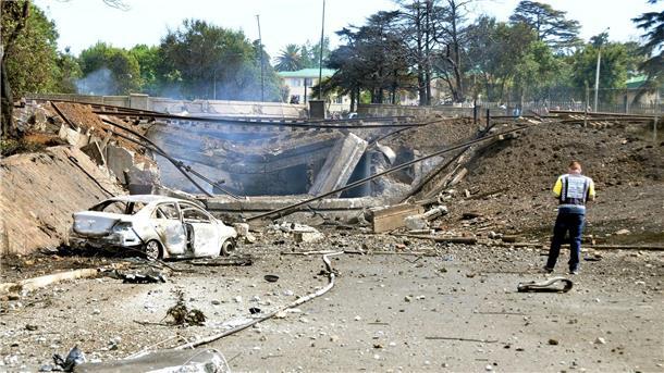 Gastankwagen-Explosion: Zahl der Toten steigt auf 15 Ein Gastankwagen ist auf einer Brücke in Flammen geraten. Mehrere Menschen wurden getötet oder verletzt.