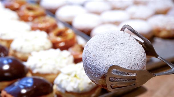 Warum die Rede vom Krapfen so kompliziert ist Ein Gebäck mit vielen Namen - und vielen Füllungsvariationen: der Berliner, Pfannkuchen oder Kreppel.