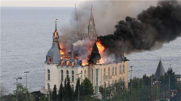 Krieg gegen die Ukraine: So ist die Lage Ein Gebäude der Rechtsakademie von Odessa brennt nach einem russischen Raketenangriff.