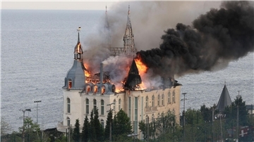 Ein Gebäude der Rechtsakademie von Odessa brennt nach einem russischen Raketenangriff.