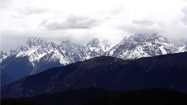 Zahl der Toten nach Lawinenunglück in Tibet steigt auf 13 Ein Gebirgszug in Tibet überzogen von Schnee (Symbolbild).