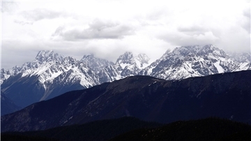 Ein Gebirgszug in Tibet überzogen von Schnee (Symbolbild).