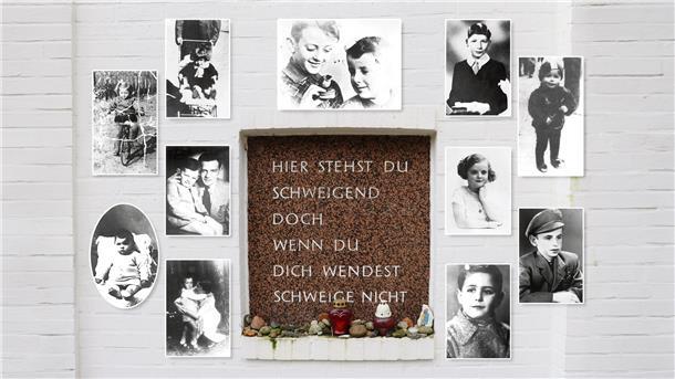 Bilder von Kindern sind auf einer Mauer rund um eine Inschrift platziert. Sie lautet: Hier stehst Du schweigend, doch wenn Du Dich wendest, schweige nicht