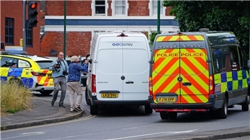Ein Gefängnistransporter mit Polizeieskorte verlässt das Gericht in Nottingham, wo der mutmaßliche Täter dem Haftrichter vorgeführt worden war.