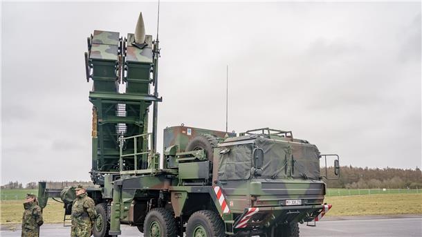 Ein gefechtsbereites Flugabwehrraketensystem  der Deutschen Bundeswehr vom Typ „Patriot“.